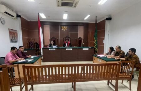 Sidang praperadilan Tersangka dalam perkara dugaan tindak pidana korupsi pengelolaan Pendapatan Negara Bukan Pajak (PNBP) Jasa Pemanduan dan Penundaan Kapal pada pelabuhan se-wilayah Batam Provinsi Kepulauan Riau Tahun 2015 s/d 2021, Senin (02/06/2025) di ruang sidang utama PN Batam.