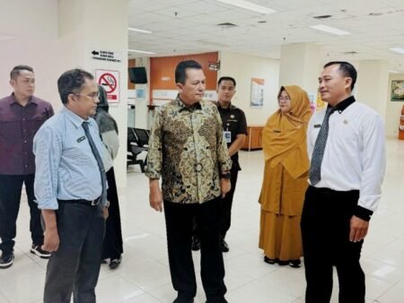 Gubernur Kepri Ansar Ahmad meninjau langsung aktivitas pelayanan di RSUD Raja Ahmad Tabib Tanjungpinang, Senin (2/6).