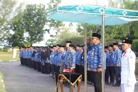 Walikota Tanjunpinang Lis Darmansyah saat bertindak sebagai pembina upacara pada peringatan Hari Lahir Pancasila di halaman Kantor Wali Kota, Senin (2/6).