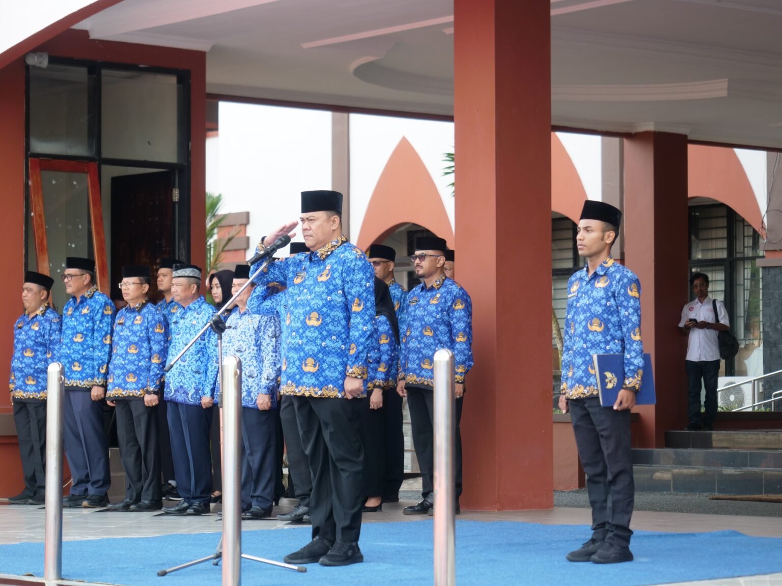 Sekda Bintan Ronny Kartika saat memimpin upacara peringatan Hari Lahir Pancasila, Senin (2/6) di Halaman Kantor Bupati Bintan