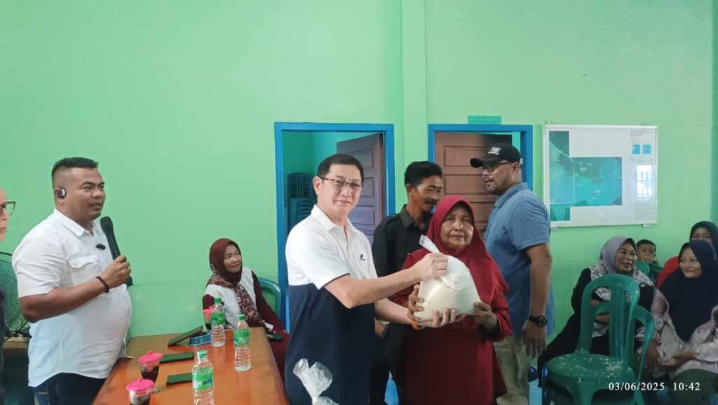Direktur PT MASU serahkan bantuan sembako kepada warga Belungkur [4/6 07.47] Reza Sm: Ket foto: Direktur PT MASU Roni Suryanto menyerahkan bantuan kepada perwakilan masyarakat Desa Belungkur