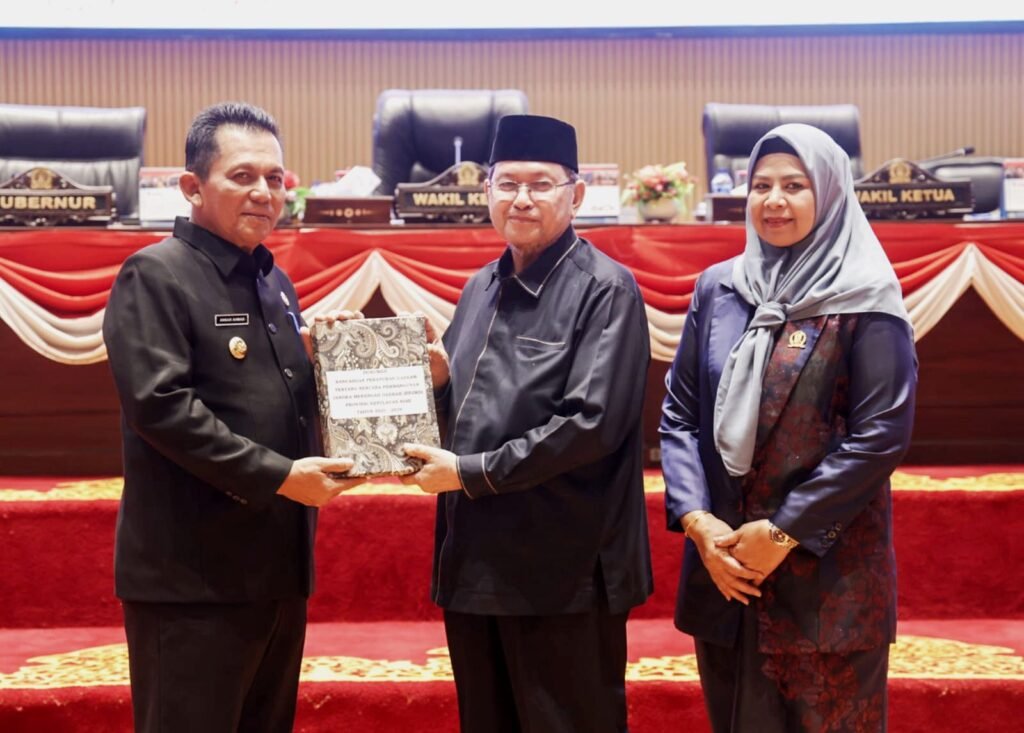Gubernur Kepri H. Ansar menyerahkan dokumen Ranperda tentang RPJMD Provinsi Kepri Tahun 2025–2029 kepada Wakil Ketua II DPRD Kepri, Tengku Afrizal Dahlan