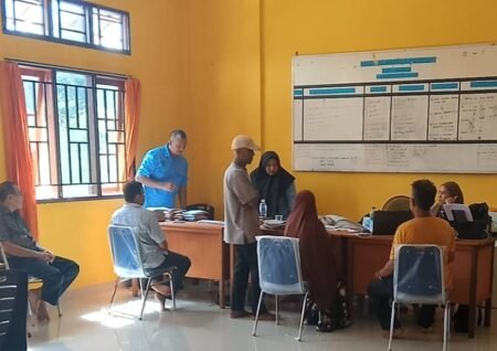 Masyarakat Desa Resang saat menerima uang sagu hati dari PT SPP di kantor Desa Resang (foto: Tengku Irwansyah)