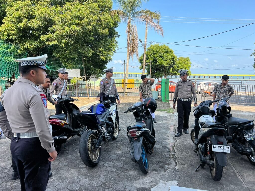 Sat Lantas Polresta Tanjungpinang dan Dsihub Tanjungpinang melakukan tindakan razia knalpot brong di sekolah SMAN 5 Tanjungpinang, Rabu (04/06/2025).