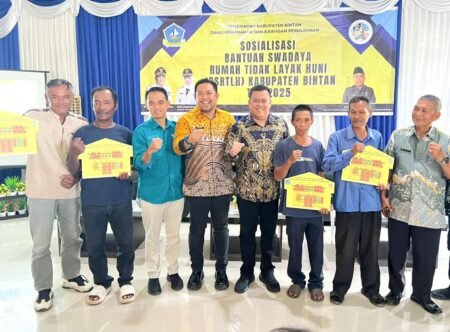 Sekda Bintan Ronny Kartika saat memberikan BSRTLH secara simbolis Kamis (5/6) di Aula Kantor Kecamatan Gunung Kijang