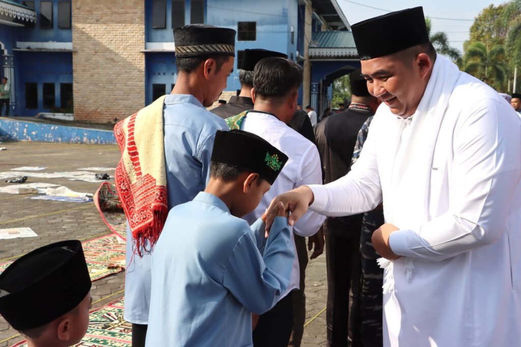 Bupati Bintan Roby Kurniawan saat bersalamam dengan warga