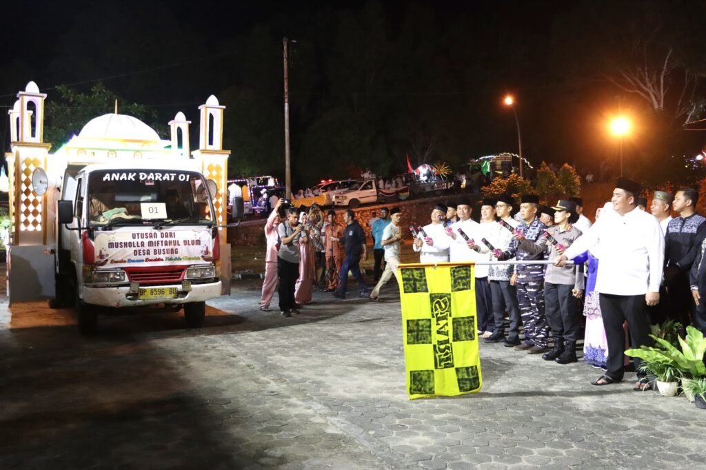 Bupati Bintan Roby Kurniawan melepas peserta Pawai Takbir Idul Adha 1446 H, Kamis malam (5/6) di halaman Kantor Kecamatan Seri Kuala Lobam.