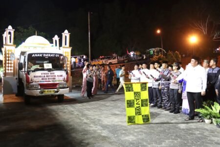 Bupati Bintan Roby Kurniawan melepas peserta Pawai Takbir Idul Adha 1446 H, Kamis malam (5/6) di halaman Kantor Kecamatan Seri Kuala Lobam.