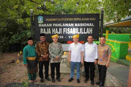 Gubernur Kepri Ansar Ahmad dan Walikota Tanjungpinang Lis Darmansyah mendampingi Ketua DPD RI Sultan Bachtiar Najamudin serta Wakil Ketua DPD RI Tamsil Linrung dalam kunjungan ke Pulau Penyengat, Minggu (8/6)