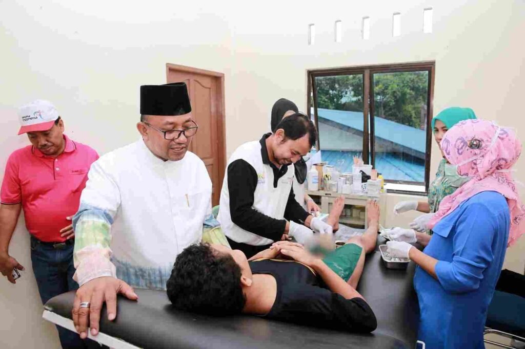 Walikota Tanjunpinang Lis Darmansyah saat menyaksikan suntan massal