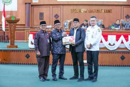 Wakota Tanjungpinang Lis Darmansyah menyerahkan Ranperda LPP APBD TA 2024 kepada Ketua DPRD Tanjungpinang Agus Djurianto