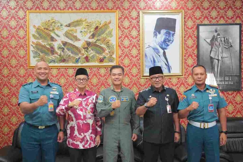 Walikota dan Wakil Walikota Tanjungpinang, Lis Darmansyah dan Raja Ariza menerima kunjungan silaturahmi dari Danpom Koarmada I, Kolonel Laut (PM) Dedy Ary Yuanto, bersama Danlanudal Tanjungpinang, Kolonel Laut (P) Sahid Hamdani, di Kantor Wali Kota Tanjungpinang, Kamis (12/6).