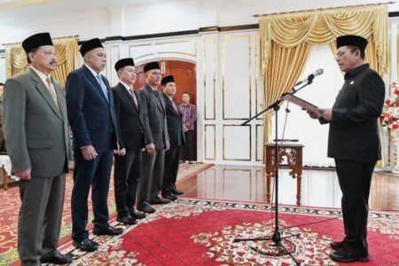 Gubernur Kepri H. Ansar Ahmad melantik Kepala, Wakil Kepala, dan Anggota BP KPBPB Karimun di Rumah Dinas Bupati Karimun.