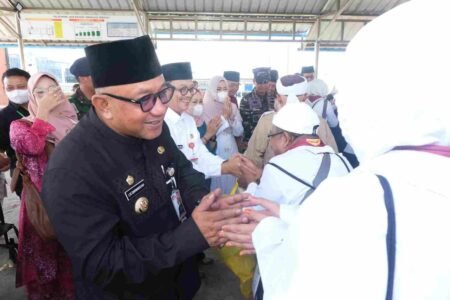 Walikota Tanjungpinang Lis Darmansyah menyambut kedatangn jemaah haji asal Kota Tanjungpinang yang tergabung dalam kloter pertama di Pelabuhan Internasional Sri Bintan Pura, Jumat (13/6).