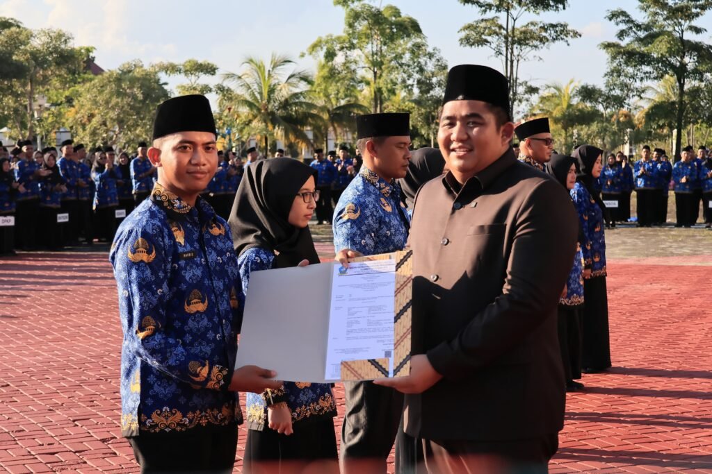 Bupati Bintan Roby Kurniawan saat menyerahkan SK CPNS