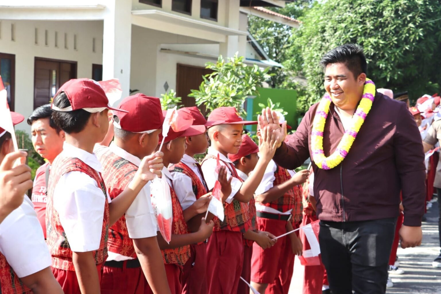 Bupati Bintan Roby Kurniawan saat tiba di Tambelan