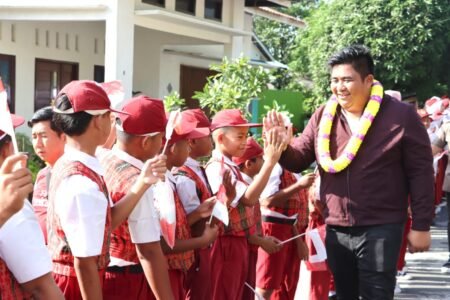 Bupati Bintan Roby Kurniawan saat tiba di Tambelan