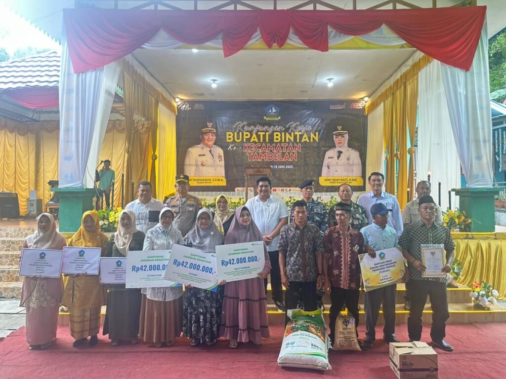 Penyerahan simbolis Santunan Jaminan Kematian BPJS Ketenagakerjaan kepada ahli waris di Kecamatan Tambelan bersama Bupati Bintan, Senin (16/06/2025)