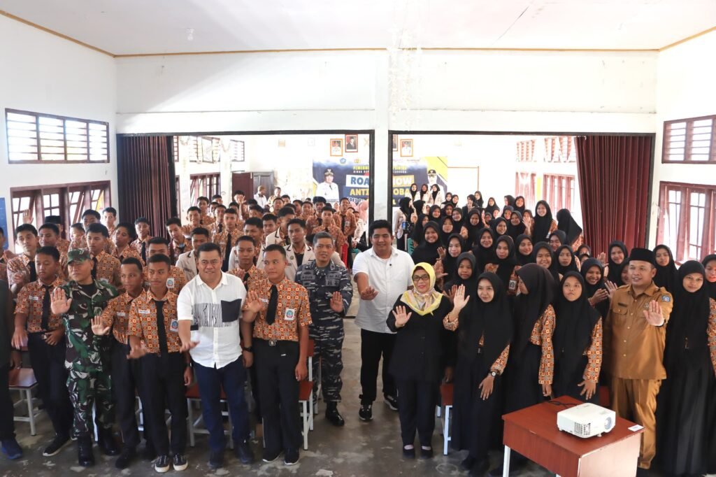 Bupati Bintan Roby Kurniawan saat road show anti narkoba ke sekolah Tambelan, Bintan