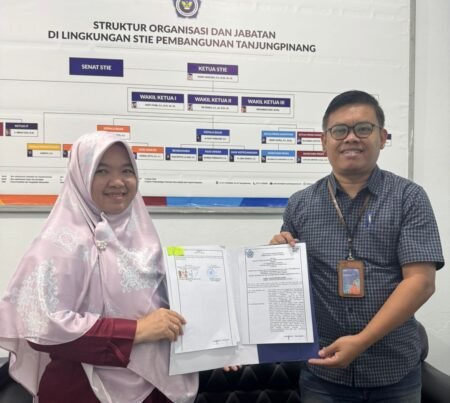 Ketua STIE Pembangunan Tanjungpinang Charly Malinda bersama ber sama Kepala PT Pos Tanjungpinang Feri Ricardo Sihombing resmi menjalin kerjasama melalui penandatanganan MoU Kamis (19/6).