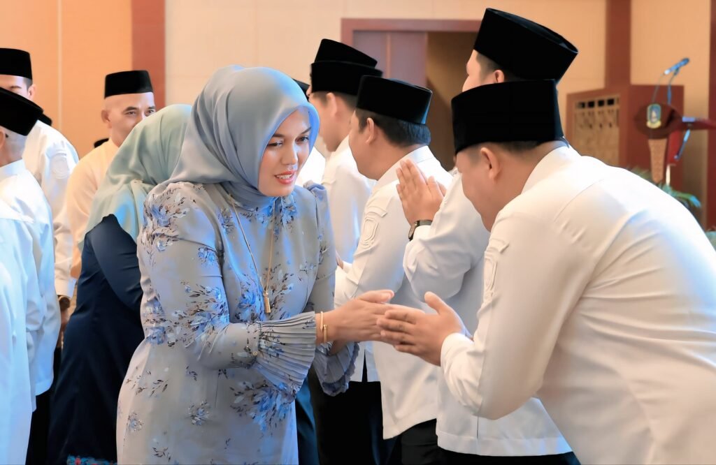 Wakil Bupati Bintan Deby Maryanti saat menyalami peserta kafilah