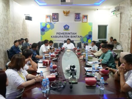 Bupati Bintan Roby Kurniawan saat memimpin rapat bersama ABUP dengan perusahaan perunggasan, Jumat (20/6) di Ruang Rapat Bapperida Bintan.