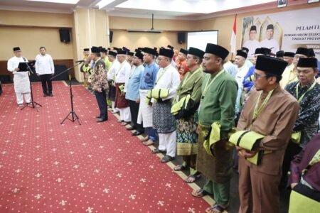 Wagub Kepri Nyanyang Haris Pratamura saat melantik Dewan Hakim LPTQH XI Tingkat Provinsi Kepri di Hotel Aston, Sabtu (21/6).