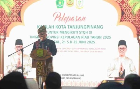 Wali Kota Tanjungpinang, Lis Darmansyah melepas keberangkatan kafilah Tanjungpinang yang akan berkompetisi pada STQH ke-XI tingkat Provinsi Kepri di Aula Sultan Sulaiman Badrul Alamsyah, Kantor Wali Kota Tanjungpinang
