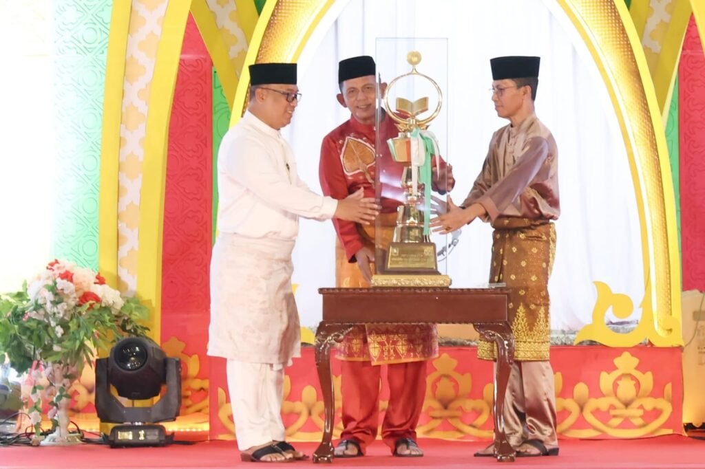 Gubernur Kepri Ansar Ahmad, Wakil Gubernur sekaligus Ketua LPTQ Nyanyang Haris Pratamura dan Ketua DPRD Kepri Iman Sutiawan melabaikan tangan kepada peserta kafilah pada pembukaan STQH XI tingkat Provinsi Kepri