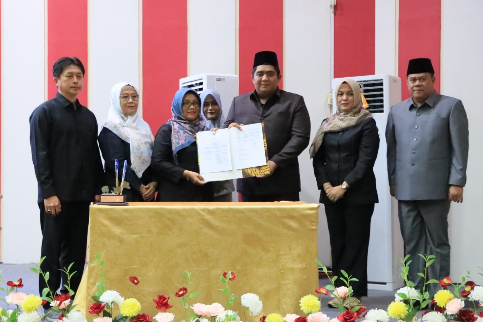 Bupati Bintan Roby Kurniawan menyerahkan ranperda pertanggungjawaban APBD TA 2024 kepada Ketua DPRD Bintan Fiven Sumanti dalam paripurna