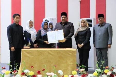 Bupati Bintan Roby Kurniawan menyerahkan ranperda pertanggungjawaban APBD TA 2024 kepada Ketua DPRD Bintan Fiven Sumanti dalam paripurna