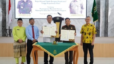 Penandatanganan PKS Penanganan Masalah Hukum di Bidang Perdata dan TUN antar Kejati Kepri dan RSUD RAT di Aula Sasana Baharuddin Lopa Kejaksaan Tinggi Kepri, Selasa (24/6)