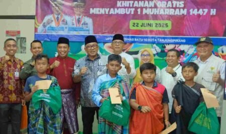 Wali Kota Tanjungpinang, Lis Darmansyah, menghadiri Khitanan Massal Gratis yang digelar Dinkes PPKB Tanjungpinang di Puskesmas Batu 10, Minggu (22/6).