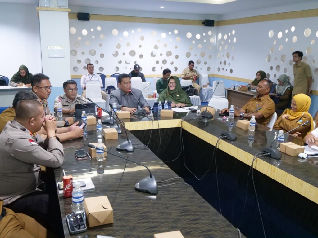 Sekda Bintan Ronny Kartika saat memimpin rakor penanganan satwa liar buaya bersama instansi lintas sektoral