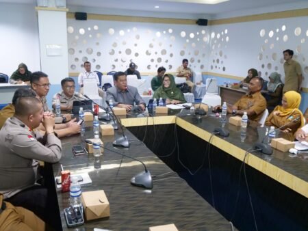 Sekda Bintan Ronny Kartika saat memimpin rakor penanganan satwa liar buaya bersama instansi lintas sektoral