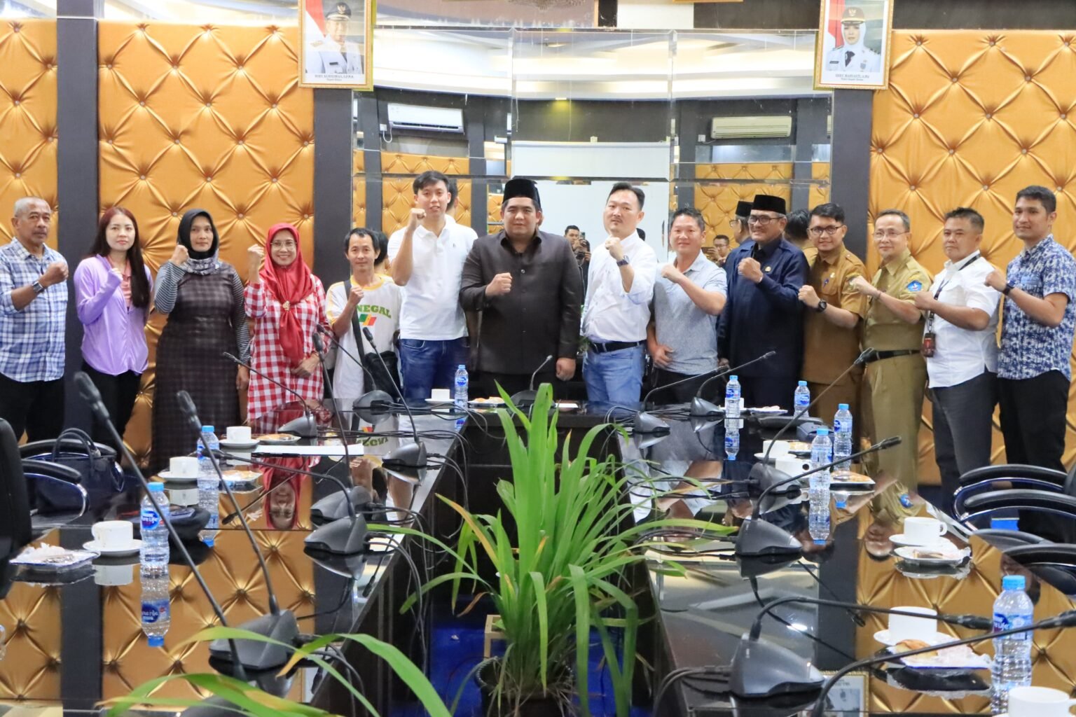 Bupati Bintan Roby Kurniawan memimpin rapat pembahasan tata kelola distribusi dan penjualan ayam potong