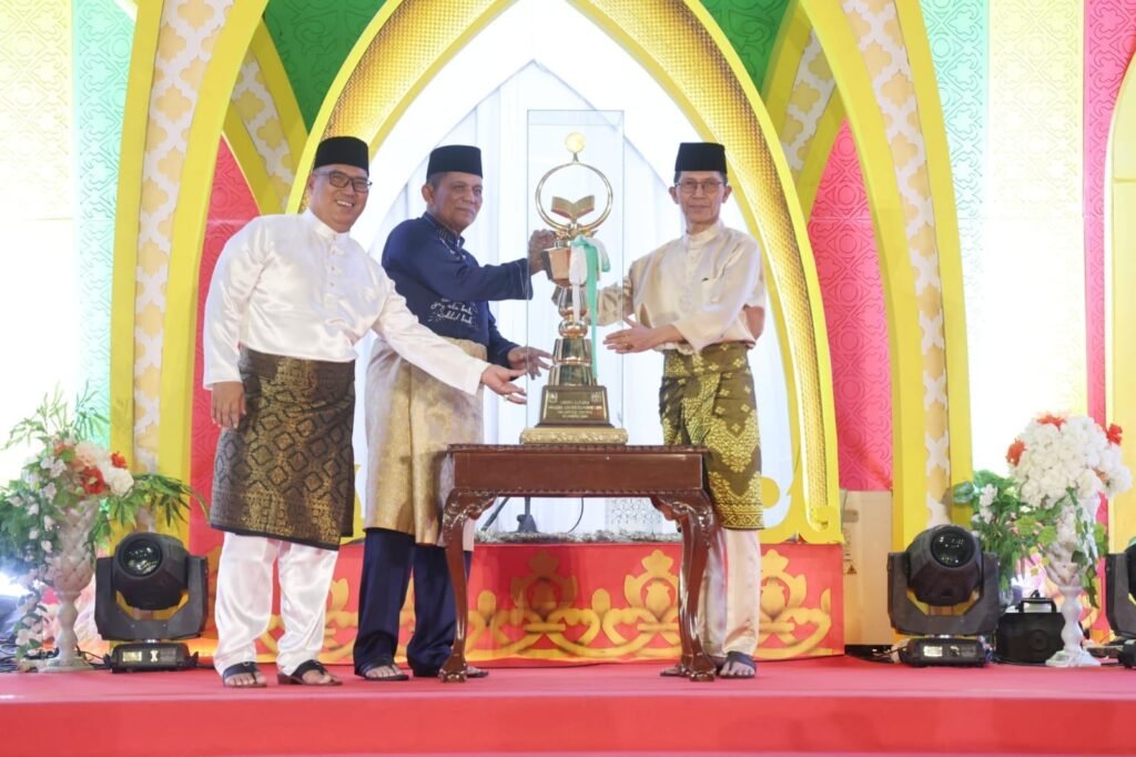 Walikota Batam Amsakar Achmad menerima tropi bergilir STQH diserahkan Gubernur Kepri Ansar Ahmad bersama Ketum LPTQ Kepri Nyanyang Haris Pratamura