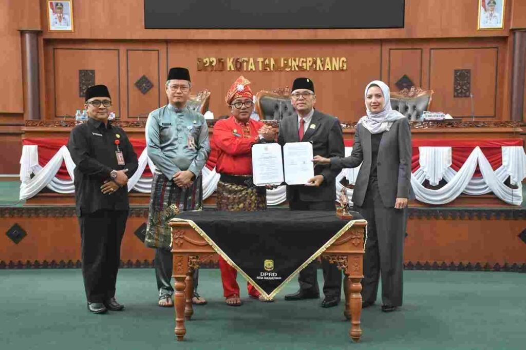 Walikota Tanjunpinang Lis Darmansyah menyerahkan perda tentang tentang Lembaga Kemasyarakatan kepada Ketua DPRD Tanjungpinang Agus Djurianto dalam rapat paripurna