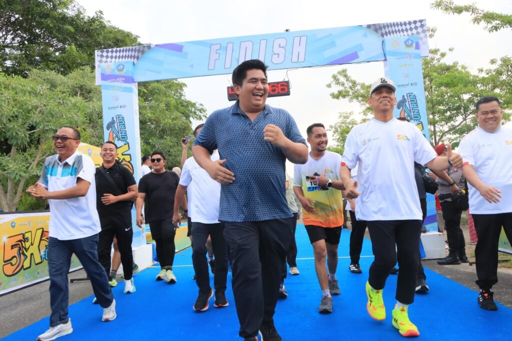 Bupati Bintan turut berlari bersama peserta menyusuri rute sepanjang lima kilometer