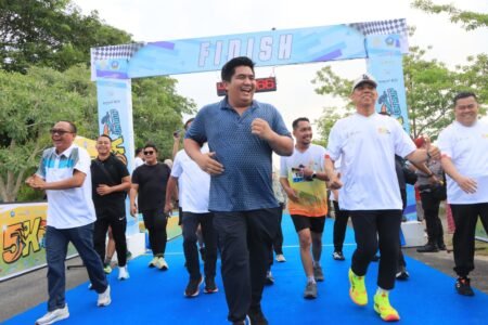 Bupati Bintan turut berlari bersama peserta menyusuri rute sepanjang lima kilometer