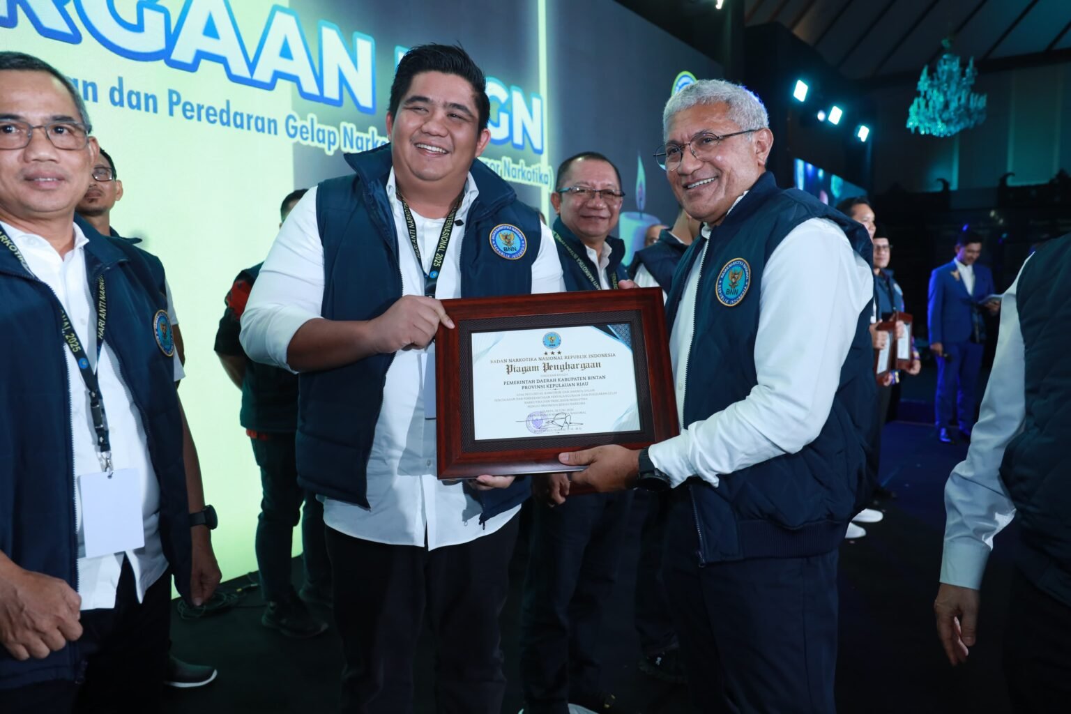 Bupati Bintan Roby Kurniawan saat menerima penghargaan dari BNN RI