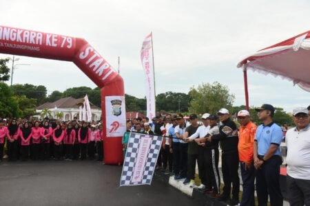 Komandan Kodim 0315/Tanjungpinang Letkol Inf Abdul Hamid, S.I.P beserta jajarannya ikuti kegiatan jalan santai dan senam bersama dengan ribuan masyarakat Kota Tanjungpinang, di Taman Tugu Sirih yang digelar oleh Polresta Tanjungpinang, Minggu (29/06/2025) pagi.