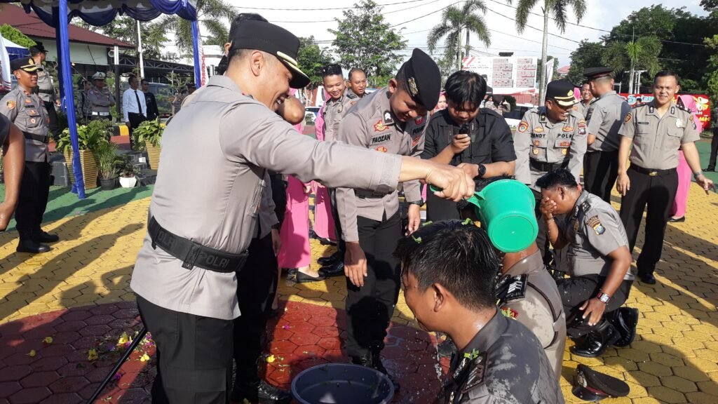 Kapolresta Tanjungpinang, Kombes. Pol. Hamam Wahyudi saat oimpin lupacara kenaikan pangkat 33 personelnya, yang diwarnai mandi Kembang berlangsung di Lapangan Bhayangkara Mapolresta Tanjungpinang, Senin (30/06/2025).