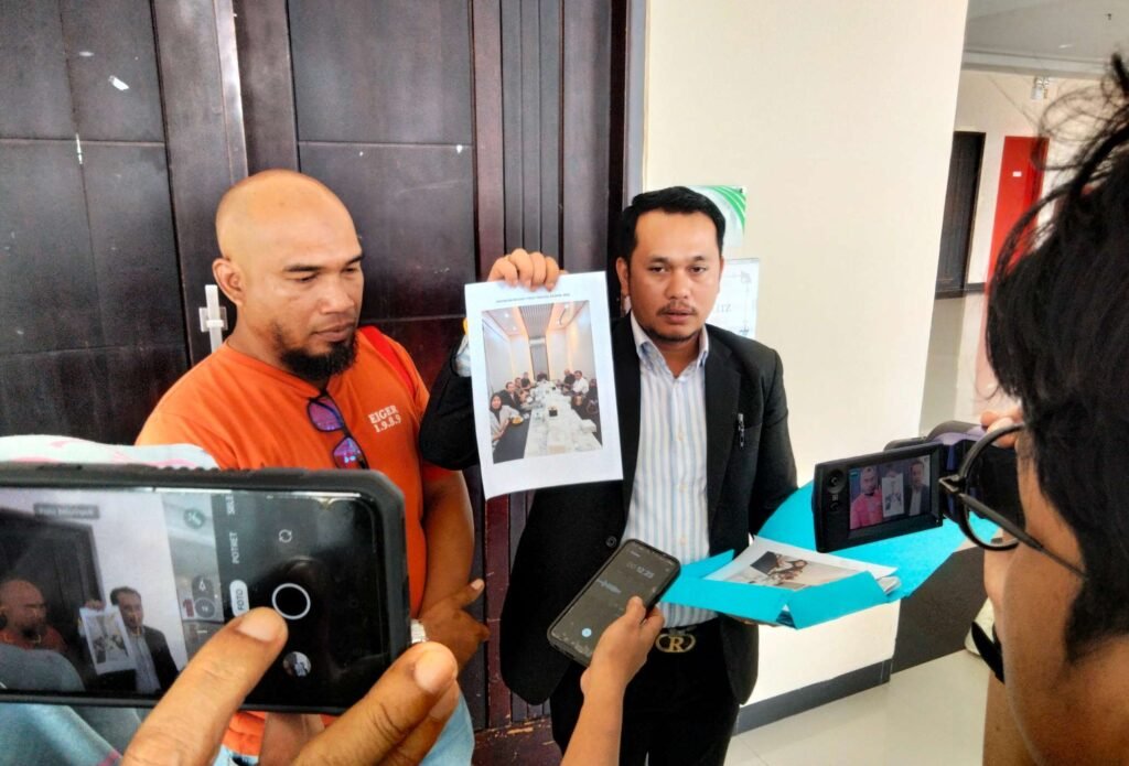 Kuasa Hukum Mr Blitz Tanjungpinang, Rio F.  Napitupulu didampingi seorang rekannya saat konferensi pers terkait hilangnya ijazah eks karyawan Mr Blitz di Ballroom Hotel CK Tanjungpinang, Provinsi Kepulauan Riau, Sabtu (19/07/2025).