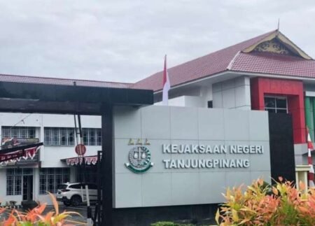 Kantor Kejaksaan Negeri Tanjungpinang di jalan Basuki Rahmat.