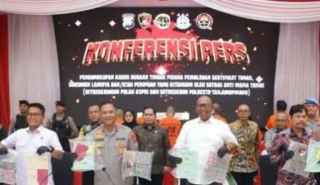 Konferensi pers dugaan kasus Pemalsuan sertifikat tanah di Mapolda Kepri beberapa waktu lalu.