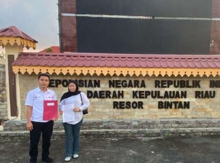 Kastriawati didampingi Kuasa Hukumnya, James Sirait usai melaporkan Een ke Polres Bintan atas dugaan kasus penipuan jual beli lahan, Senin (28/07/2025)