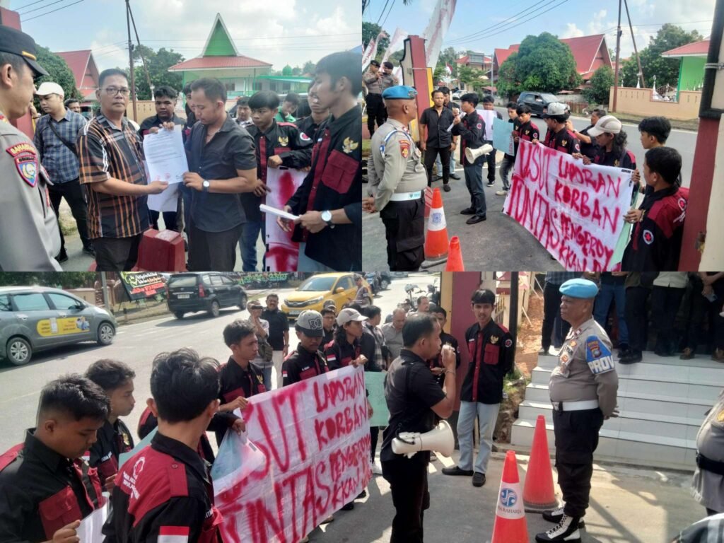Belasan mahasiswa yang tergabung dalam Gerakan Aksi Mahasiswa (GAM) Kepulauan Riau menggelar aksi demo dengan menggeruduk halaman Kantor Polresta Tanjungpinang di Jalan Ahmad Yani, Selasa (29/07/2025)