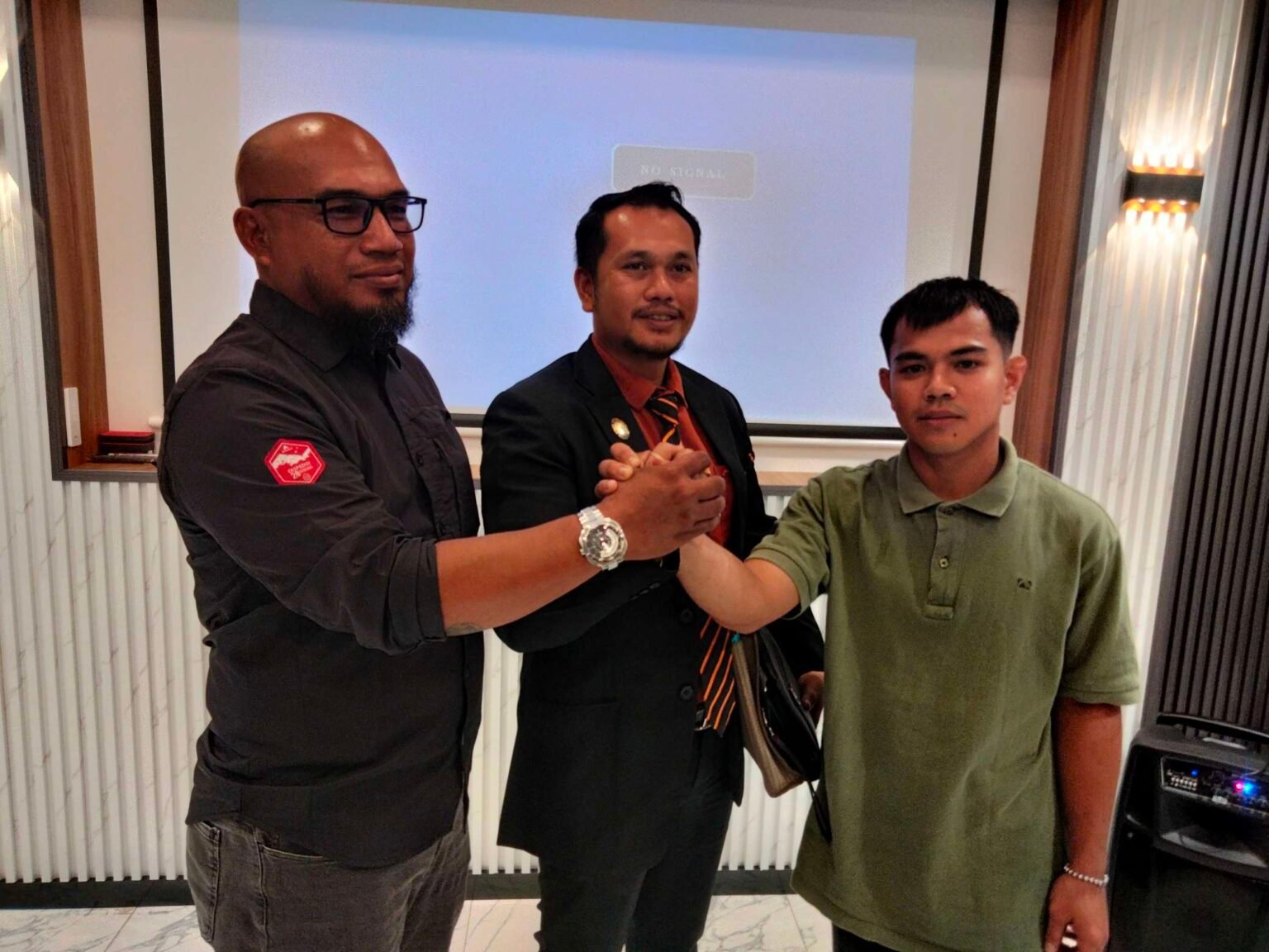 Kuasa Hukum Mr Blitz Tanjungpinang, Rio F.  Napitupulu didampingi seorang rekannya salam damai bersama Khairul Anam berlangsung di ruang pertemuan Hotel Bonaventura, KM 8, Jl. W.R. Supratman, Kota Tanjungpinang. Provinsi Kepulauan Riau, Selasa (29/07/2025)