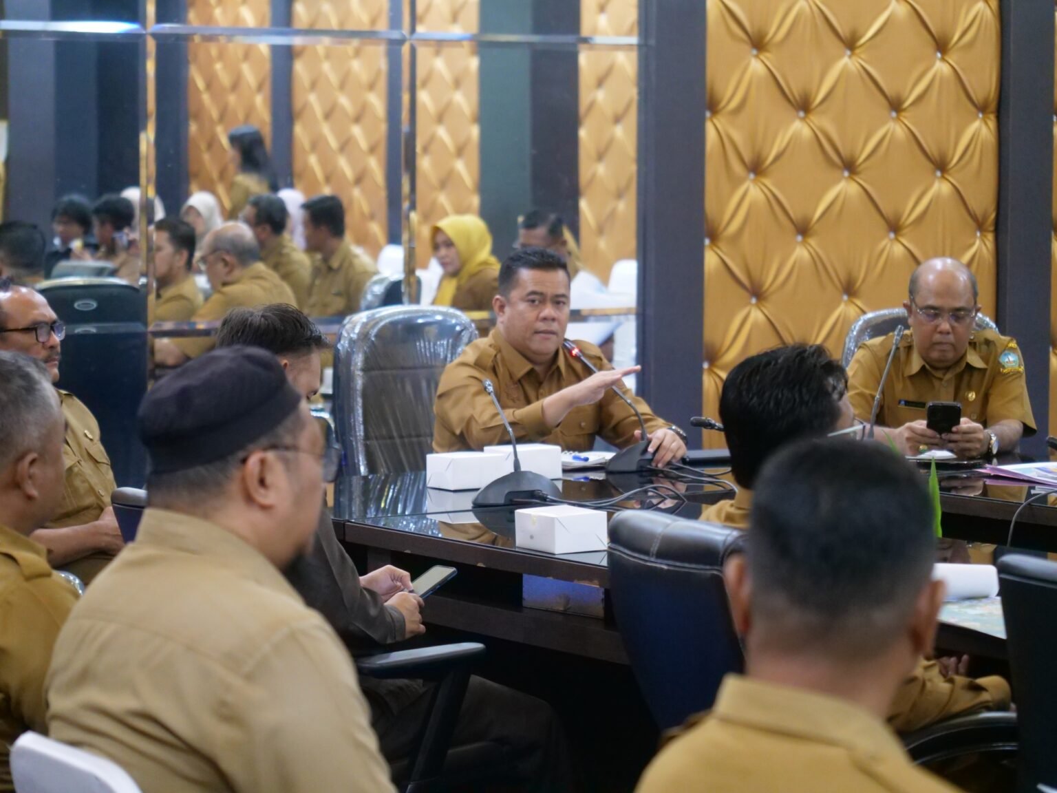 Sekda Bintan Ronny Kartika memimpin rapat Pembahasan Penegasan Kembali Batas Wilayah Administrasi di Kabupaten Bintan